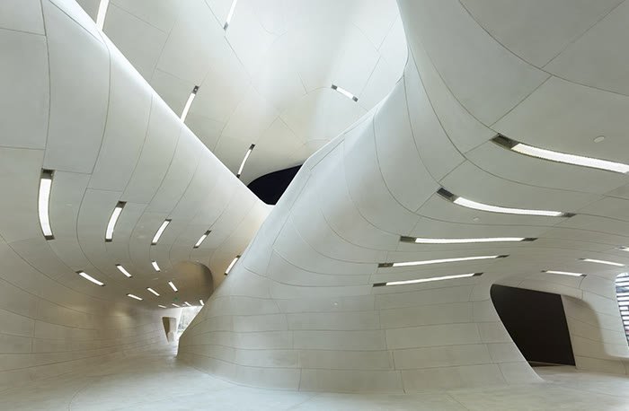 Hall intérieur aux parois courbes du Louisiana Sports Hall of Fame, conçu avec Rhino par Trahan Architects